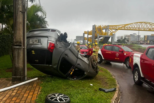 Motorista fica ferido após bater em ônibus e capotar na BR-020, no DF