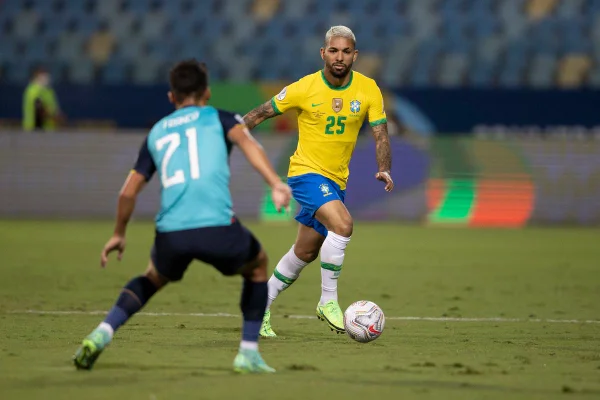 Douglas Luiz com a camisa 25