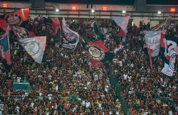 Imagem colorida da torcida do Flamengo no Maracanã