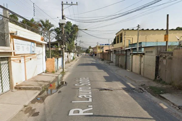 Imagem colorida de rua em Duque de Caxias - Metrópoles