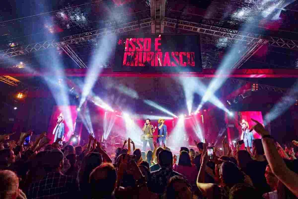 Isso É Churrasco, de Fernando & Sorocaba, contagia público de Cuiabá