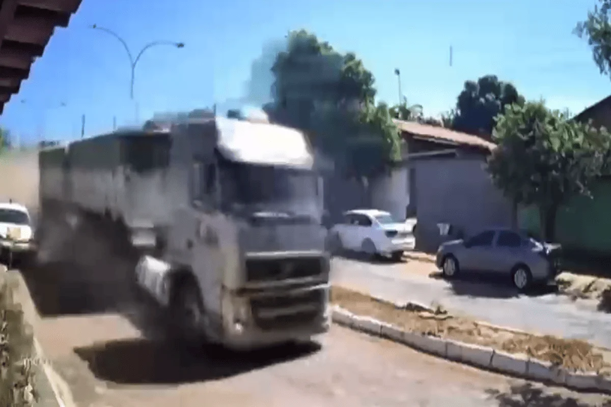 Caminhão desgovernado invade igreja no DF e deixa dois mortos