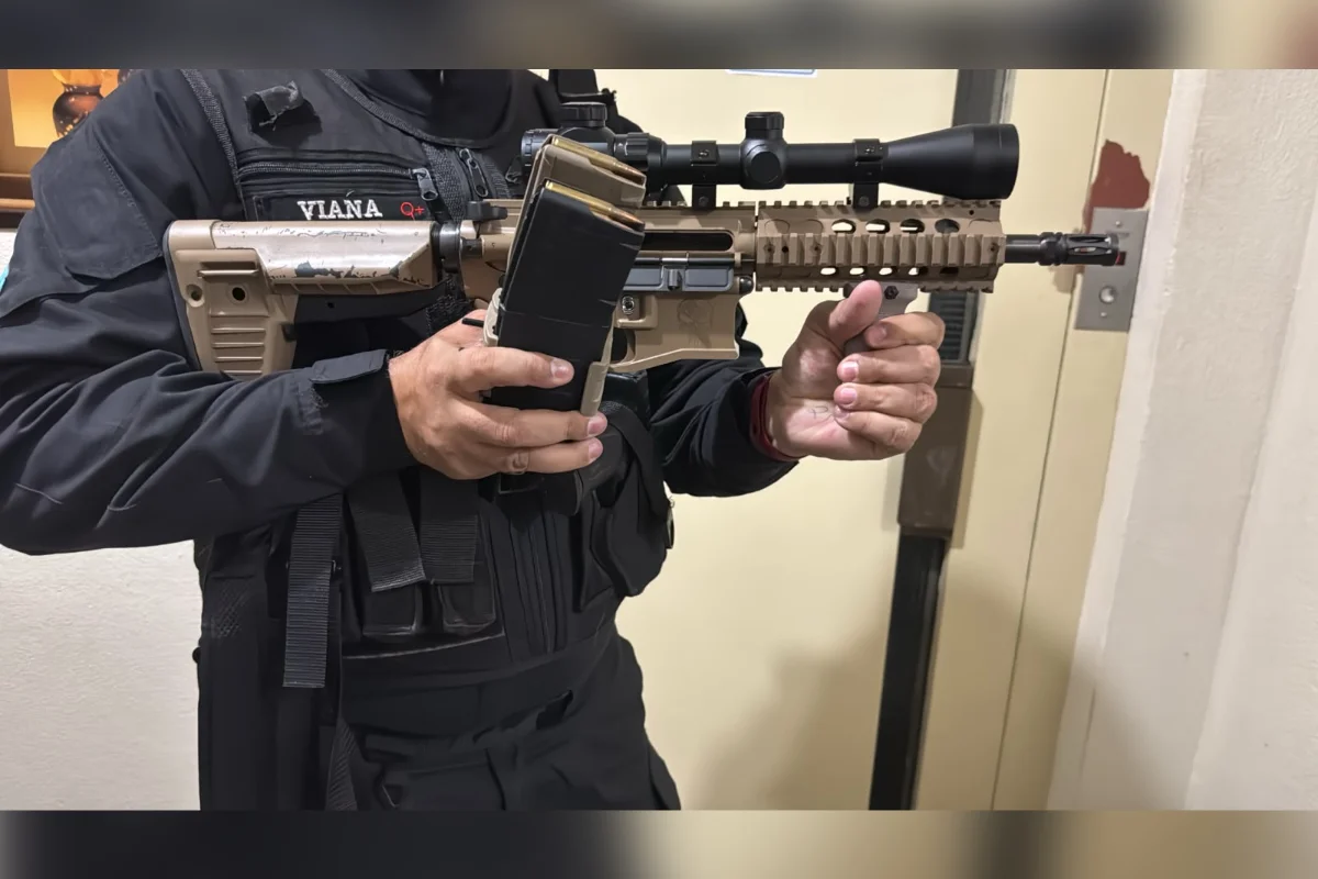 Investigações da PF apontam que os criminosos contavam com a atuação de agentes da segurança pública, incluindo um policial civil e um policial militar da ativa, além de ex-policiais Investigações da PF apontam que os criminosos contavam com a atuação de agentes da segurança pública, incluindo um policial civil e um policial militar da ativa, além de ex-policiais