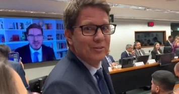 Frame do vídeo em que o deputado mário frias agride guga noblat na comissão da comunicação da câmara dos deputados em brasília no dia 11 de maio de 2023