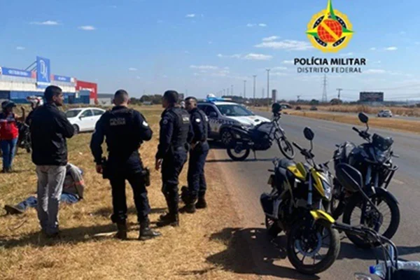 Foto colorida de policias apreendendos duas motos e um bandido com uniforme de funcionário de empresa de energia