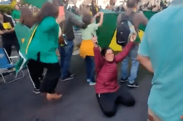 Vídeo: bolsonaristas caem em fake news de prisão de Moraes e fazem festa