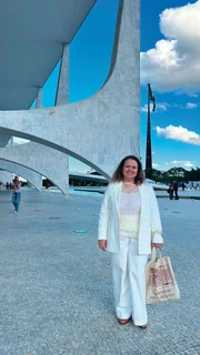 Autora de A Cabeça do Santo, que ultrapassou a marca de 500 mil exemplares vendidos, Oração para Desaparecer, livro de maior destaque da Flip, e Ela Tem Olhos de Céu, vencedor do Prêmio Jabuti na categoria infantil, a também jornalista cearense abre o livro de crônicas citando o medo de ter dito sim para começar a escrever Autora de A Cabeça do Santo, que ultrapassou a marca de 500 mil exemplares vendidos, Oração para Desaparecer, livro de maior destaque da Flip, e Ela Tem Olhos de Céu, vencedor do Prêmio Jabuti na categoria infantil, a também jornalista cearense abre o livro de crônicas citando o medo de ter dito sim para começar a escrever