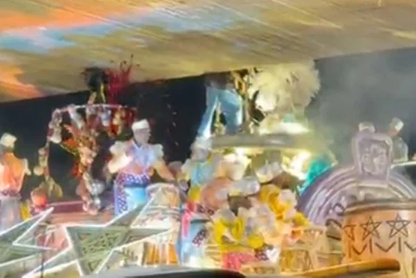 Carro da Vila Isabel emperra em viaduto