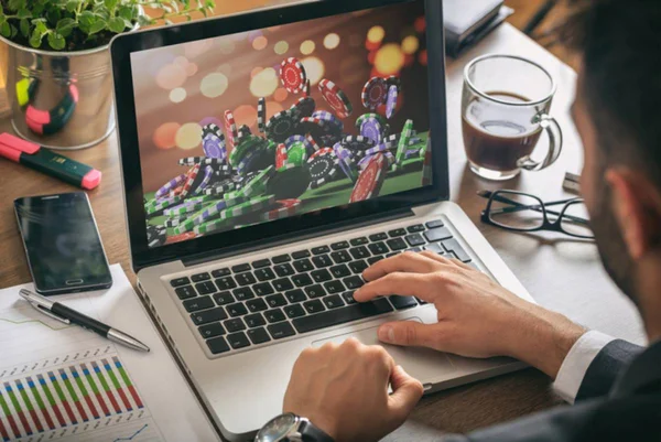 Fotografia colorida mostrando homem jogando em cassino on-line-Metrópoles-APOSTAS