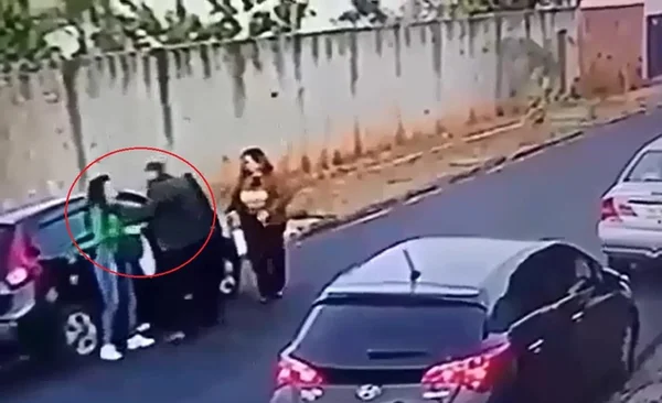 Câmera flagra homem agredindo os próprios filhos no meio da rua