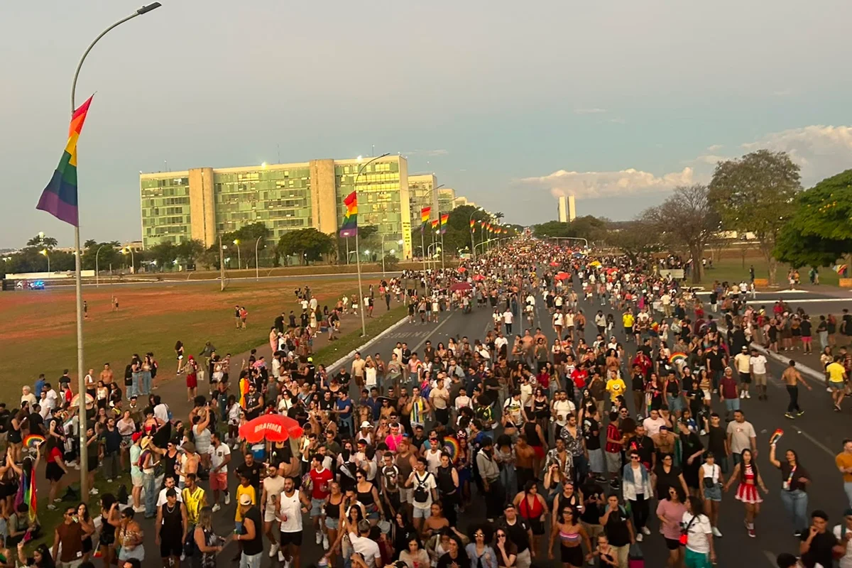 Público acompanhou o desfile dos trios elétricos pelo Eixo Monumental Público acompanhou o desfile dos trios elétricos pelo Eixo Monumental
