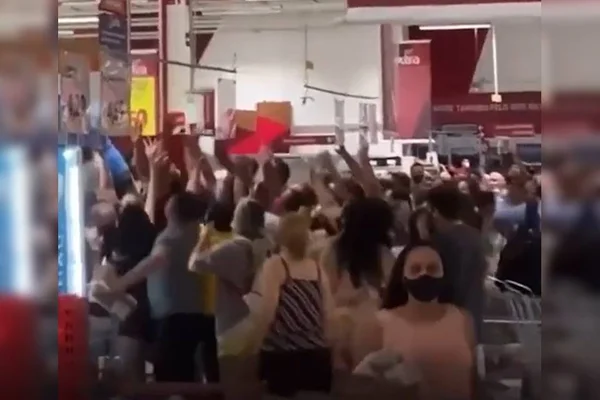 Queima de estoque criou tumulto no supermercado