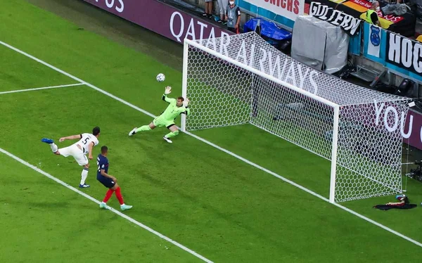 Com gol contra e mordida, França estreia na Euro batendo a Alemanha