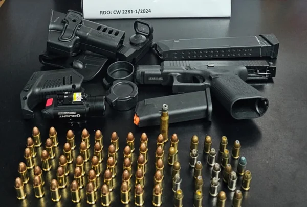 Imagem mostra armas e munição - Metrópoles