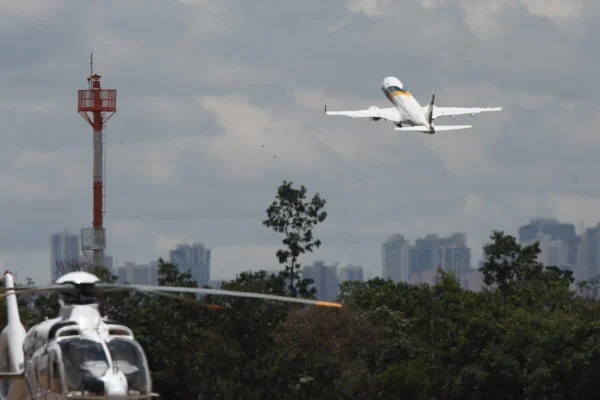 Avião decolando