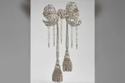 Broche com 2.634 diamantes da imperatriz Eugênia, esposa de Napoleão III. A peça foi adquirida só em 2008 pelo Louvre por 6,72 milhões de euros (cerca de R$ 42,2 milhões) Broche com 2.634 diamantes da imperatriz Eugênia, esposa de Napoleão III. A peça foi adquirida só em 2008 pelo Louvre por 6,72 milhões de euros (cerca de R$ 42,2 milhões)