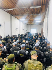 Policiais recebem orientações antes de  participar da Operação Fim de Linha, do MPSP, que mira empresas de ônibus suspeitas de ligação com o PCC