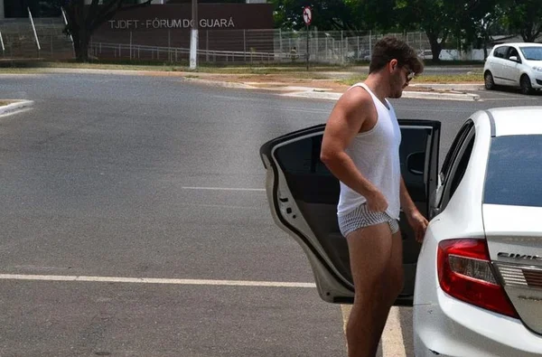 Bonitão do DF troca de roupa no meio da rua e causa comoção na web