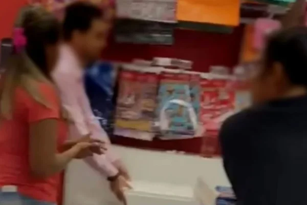 Mulher agride vendedora com ofensas racistas na BA: “Neguinha escrava”