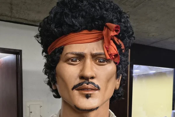 Bruno Mars celebra homenagem no Carnaval de Olinda