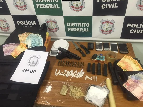 Polícia prende trio que vendia drogas, joias e armas pelo WhatsApp