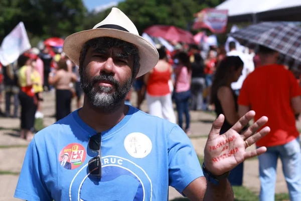 Em manifestação na Praça do Buriti, professores pedem diálogo com o GDF