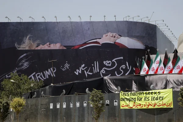Imagem colorida mostra outdoor no Irã com ameaças a Donald Trump - Metrópoles