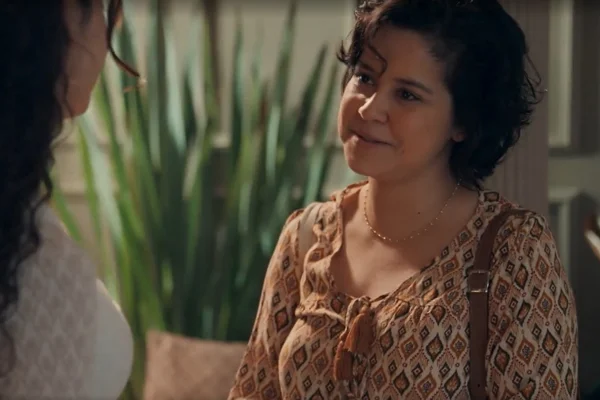 Imagem colorida de Lorrana Mousinho caracterizada como Claudia na novela Três Graças