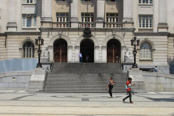 Prefeitura de Santos oferta 52 vagas. Salário chega a R$ 9 mil