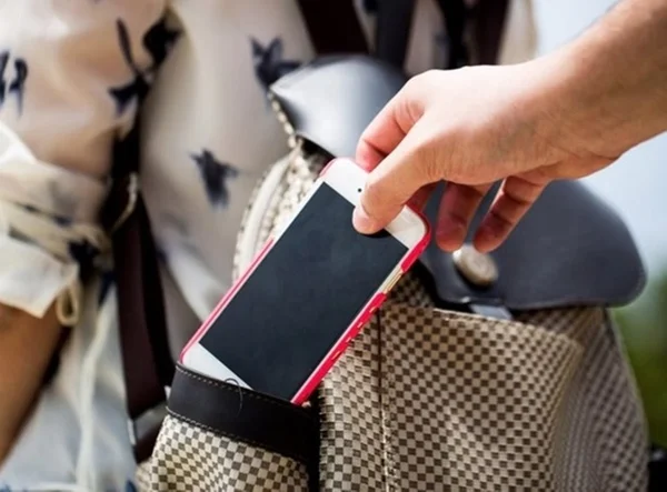 Foto colorida de celular sendo retirado de bolsa - Metrópoles