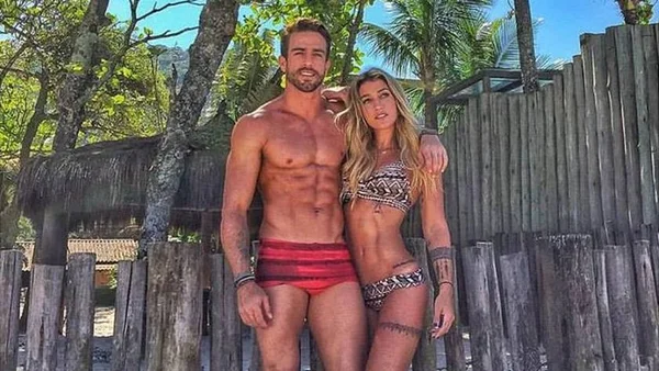 Blogueira Gabriela Pugliesi fica noiva de Erasmo Viana na Grécia