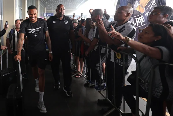 Jogadores do Botafogo no aeroporto - Metrópoles