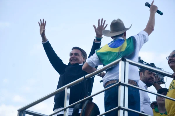 Foto colorida de Jair Bolsonaro em cima de trio elétrico em evento de 7 de setembro de 2022