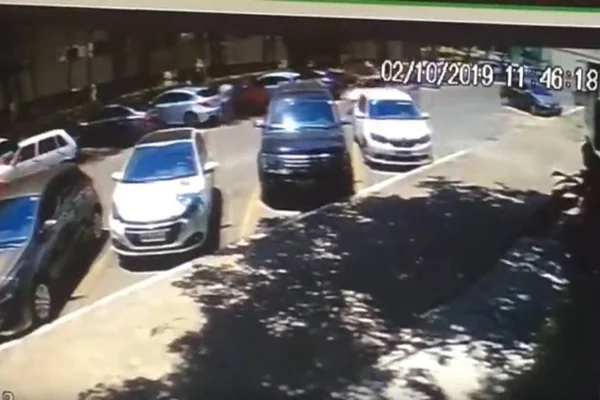 Vídeo: de muletas, ladrão furta carro na Asa Norte
