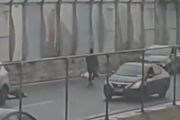 Imagem colorida de homem que foi baleado durante tiroteio na Linha Amarela, Rio de Janeiro - Metrópoles