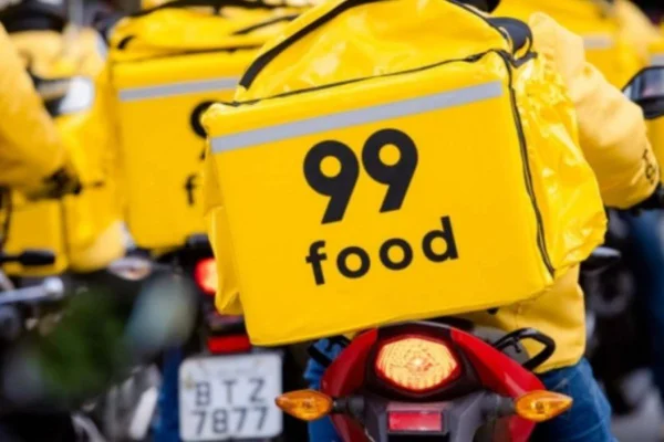 Imagem colorida de motos de entregadores da 99Food