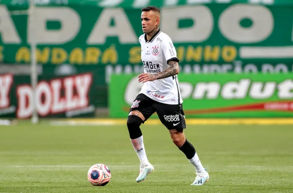 Luan, do Corinthians, com a bola
