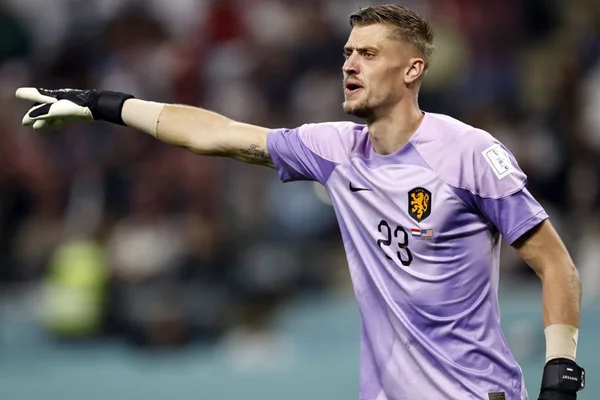 Goleiro da Holanda recebe por ano o que Messi ganha em um dia