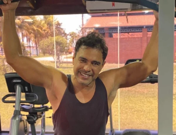 Zezé Di Camargo exibe músculos na academia e garante: “Aqui trampo é cedo”