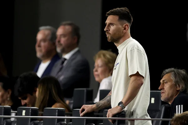 Imagem colorida de Messi assistindo a partida no camarote do Inter de Miami - Metrópoles
