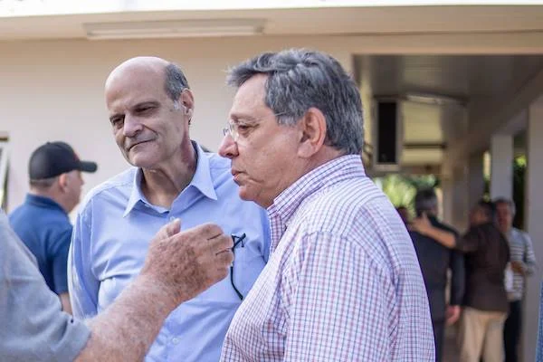 Fotografia colorida de dois homens em pé