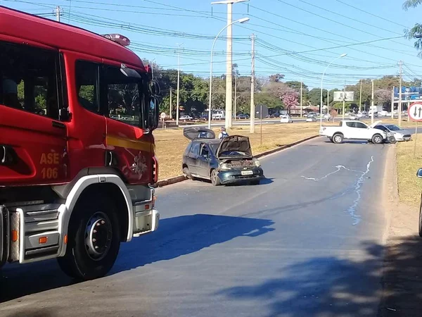 Ladrão em fuga após furtar carro causa acidente no DF