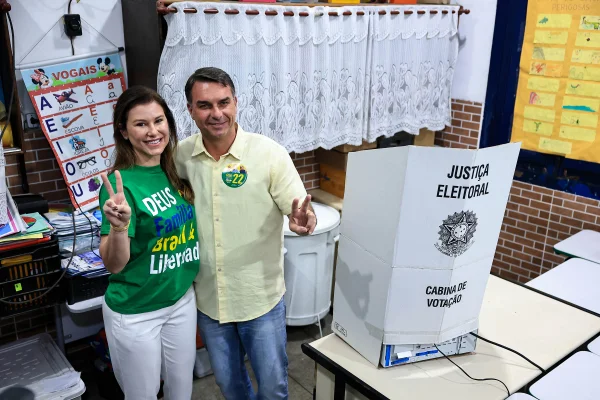 RIO DE JANEIRO, BRASIL – 4 DE OUTUBRO: Flávio Bolsonaro, candidato à presidência pelo Partido Liberal, e sua esposa, Fernanda Bolsonaro, posam para a imprensa durante o dia das eleições gerais em 4 de outubro de 2026, no Rio de Janeiro, Brasil.