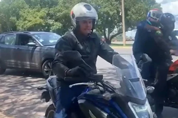 Bolsonaro passeia de moto em Brasília