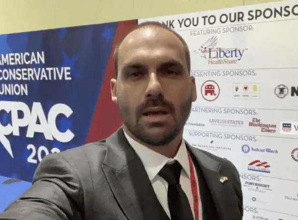 Redes sociais trumpistas patrocinam evento organizado por Eduardo Bolsonaro