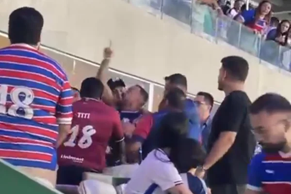 Foto colorida de Moisés discutindo com torcedores do Fortaleza - Metrópoles