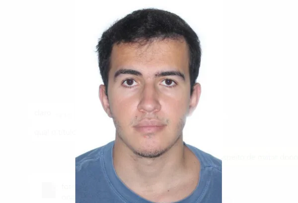 Foto colorida mostra homem de cabelo preto olhando para a câmera, suspeito de matar dono de estacionamento - Metrópoles