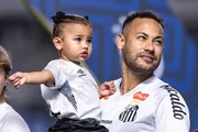 Neymar é clicado com Mavie no colo antes de um jogo
