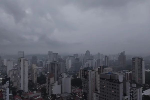 Imagem colorida da cidade de São Paulo; todo o município está em estado de atenção para alagamentos - Metrópoles