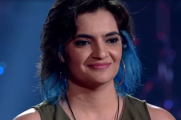 Larissa Vitorino, do DF, segue no The Voice e emociona ao cantar para mãe